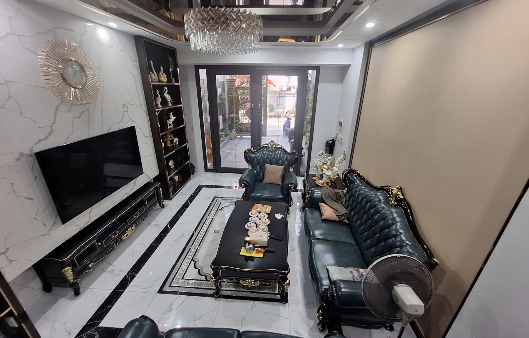 Nhà 5 tầng 90m2 phố Tô Vũ, Văn Cao có thang máy