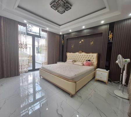 Nhà 5 tầng 90m2 phố Tô Vũ, Văn Cao có thang máy